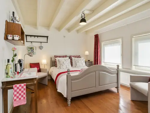 Deluxe Tweepersoonskamer met badkamer. Zonder ontbijt