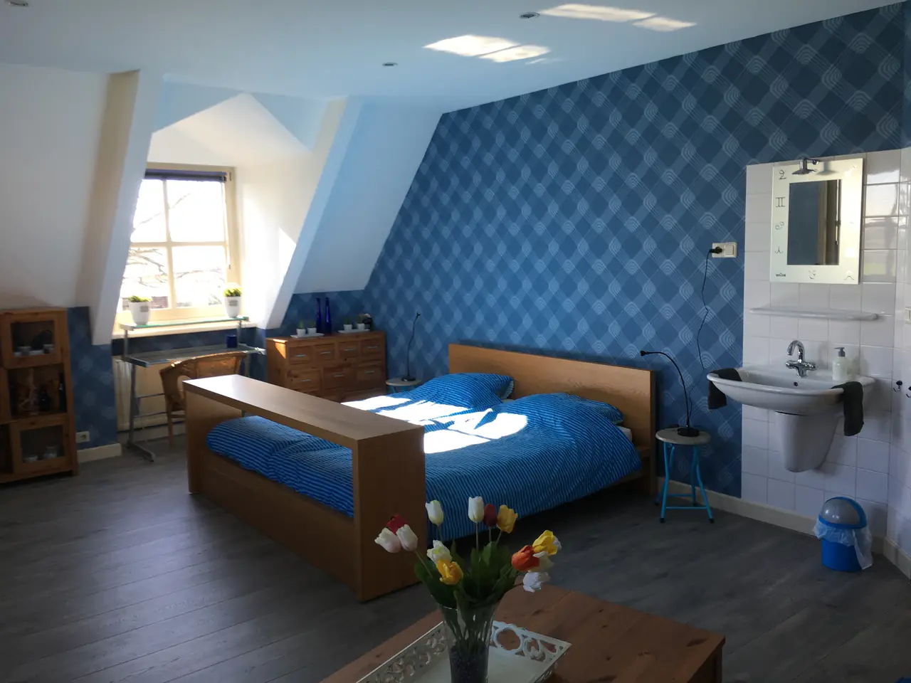 Blauwe kamer met badkamer