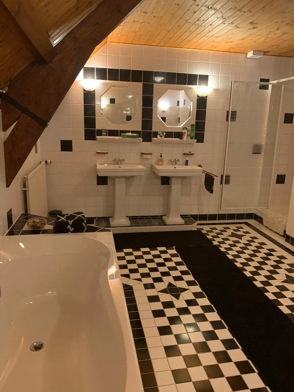 Tweepersoonskamer met luxe badkamer (1e etage)